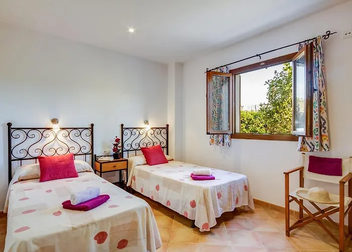 Ibiza 4 Bedroom Villa, Cala'n Blanes * 卡拉恩·布拉内斯